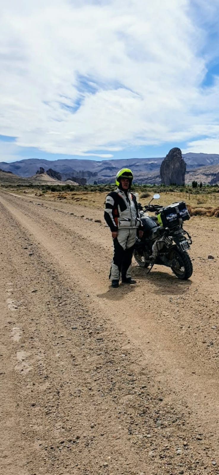 Moto y motociclista visitando Piedra Parada